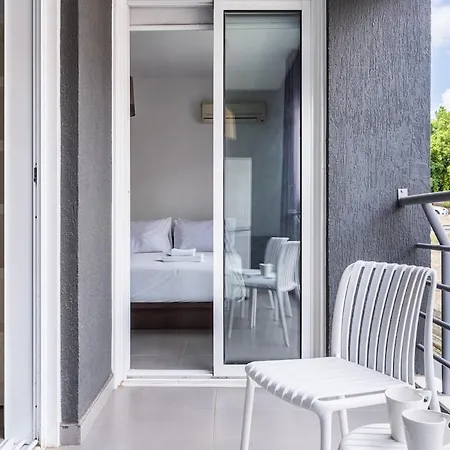 Modern Bright 1br Lakatamia